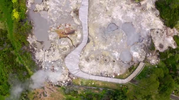 蒸気のように熱い温泉を渡るボードウォーク ファルツ アゾレス諸島 オーバーヘッド — ストック動画
