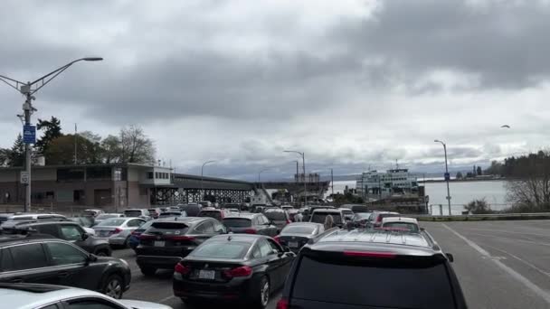 베인브리지 연락선에서 기다리고 자동차들 — 비디오