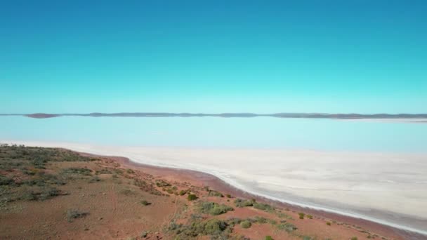 白色的Gairdner湖 美丽的景色来自澳大利亚盐湖城 无人机向后飞去 — 图库视频影像