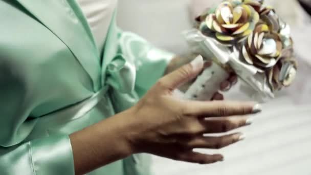 Gelin Elinde Bir Kova Kağıt Çiçek Tutuyordu Videoları Mutlu Düğün — Stok video