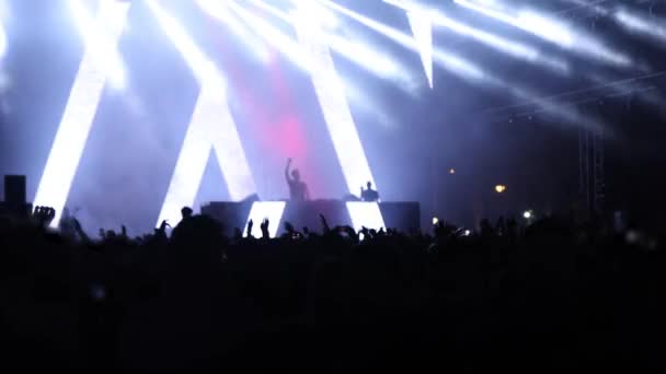 Gece Konserinde Parlak Işıklar Üflemek Müzik Hayranlarının Önünde Konser Vermesi — Stok video