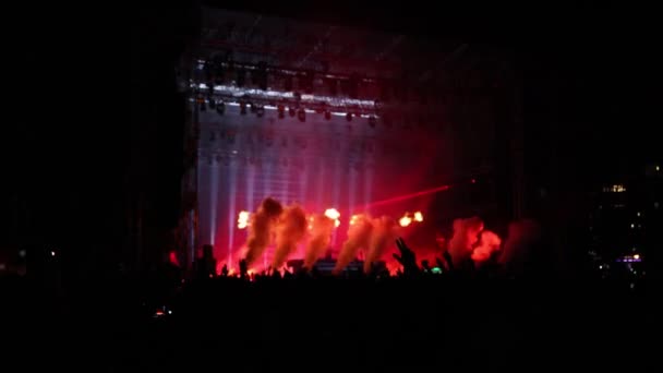 Nächtliche Konzertbühne Flammen Und Rauch Aufregende Menschen Applaudieren Aufgenommen Zeitlupe — Stockvideo