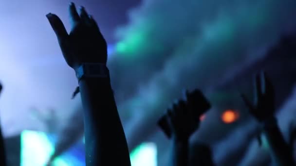 Silhouette Ręce Publiczności Tłum Ludzi Korzystających Smartfonów Korzystających Koncertu Nocy — Wideo stockowe