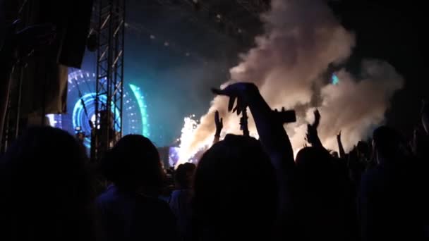 Καπνός Στη Σκηνή Συναυλία Αναβοσβήνει Φώτα Σιλουέτες Των Οπαδών Παλαμάκια — Αρχείο Βίντεο