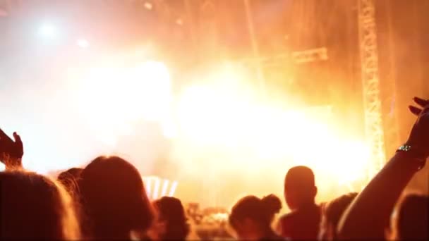 Utomhus Sommar Natt Rockkonsert Med Blinkande Ljus Scen Människor Jublar — Stockvideo