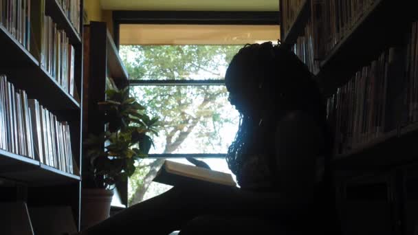 Jonge Zwarte Vrouw Leest Een Bibliotheek Push — Stockvideo