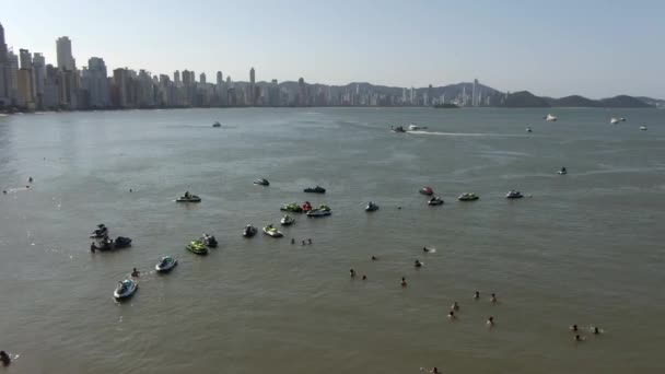 Gente Nadando Mar Cerca Jetskis Flotando Balneario Camboriu Santa Catarina — Vídeos de Stock