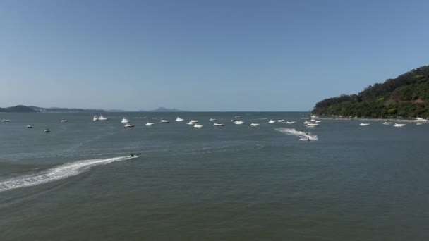 Jetskis Pleasure Yachts Tropical Lush Mountain Bay Aerial — стокове відео
