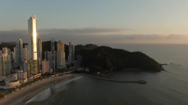 Высокий Небоскреб Возле Океана Отражающийся Вечернем Солнце Антенна — стоковое видео