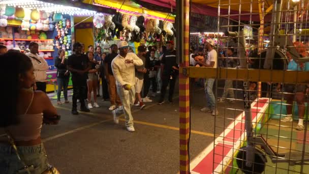 夏天的晚上 在法国国家足球协会举行的狂欢节上 一群人观看着一个人投球 — 图库视频影像