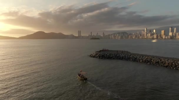 Altın Saat Hava Küçük Tekne Balnerio Cambori Körfezi Yelken Açıyor — Stok video