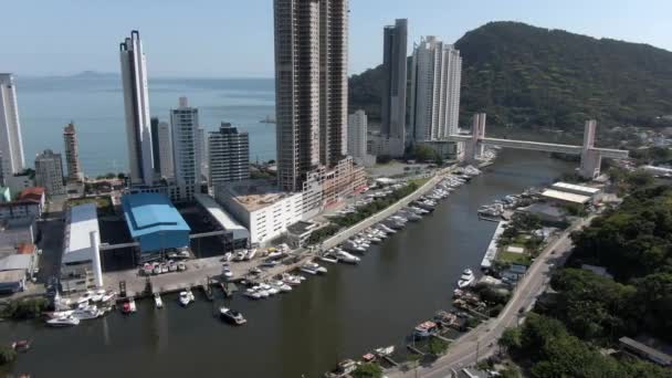 Csónakok Jachtok Kikötve Balneario Camboriu City Marina Aerial — Stock videók