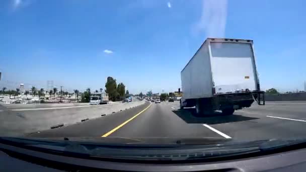 晴れた日に大型トラックで南カリフォルニア高速道路を走行の時間経過 — ストック動画