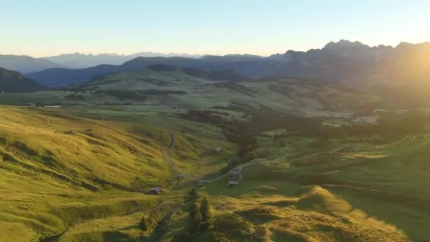 Dolomitlerin Dağlarında Güneşin Doğuşunun Hava Videosu Seiser Alm Platosunun Güzel — Stok video