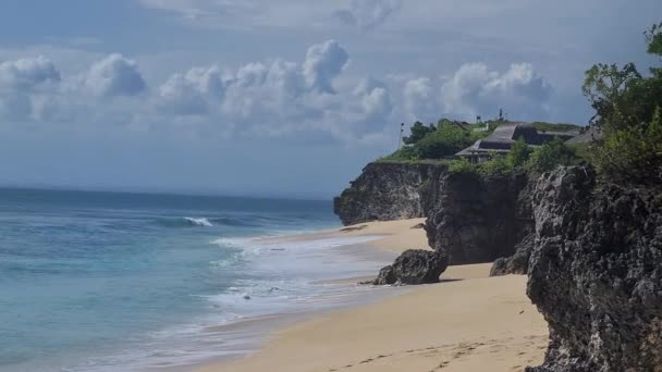 Dreamland Beach Bali Island Indonesia Ocean Waves Breaking Sand Cliffs — Stock Video