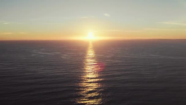 Прекрасный Золотой Час Пока Солнце Садится Атлантическим Океаном Волны Отражения — стоковое видео