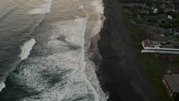 Volando Sobre Playa Arena Negra Paredon Guatemala Durante Atardecer Tiro — Vídeos de Stock