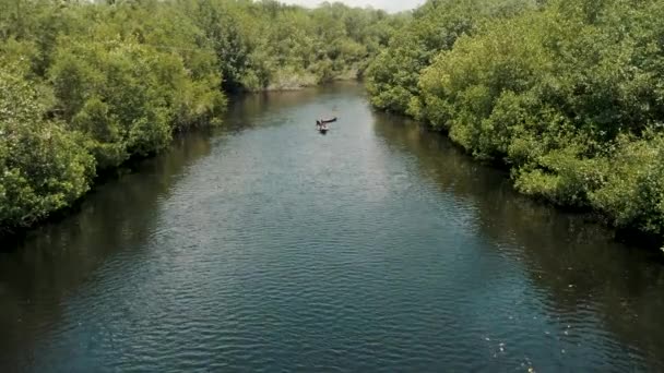 Houten Boot Trekt Een Andere Boot Tranquil River Met Weelderige — Stockvideo