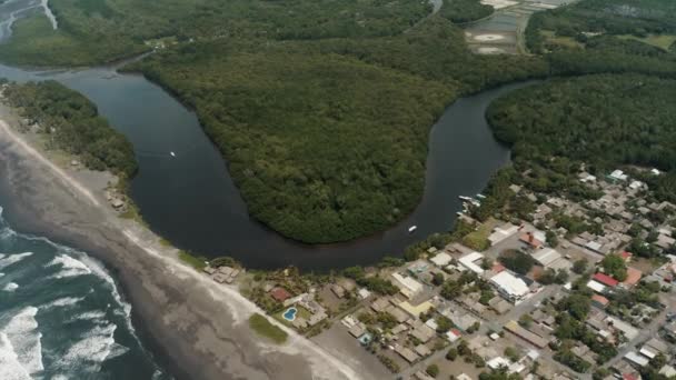 Dois Barcos Cruzando Rio Com Vista Pequena Vila Cercada Por — Vídeo de Stock