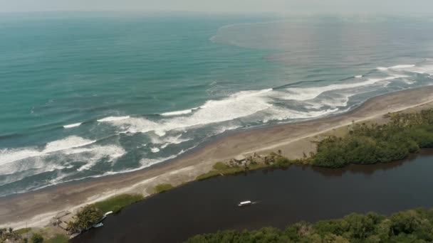 Barco Turístico Vela Escapada Través Del Río Manglar Cerca Costa — Vídeo de stock