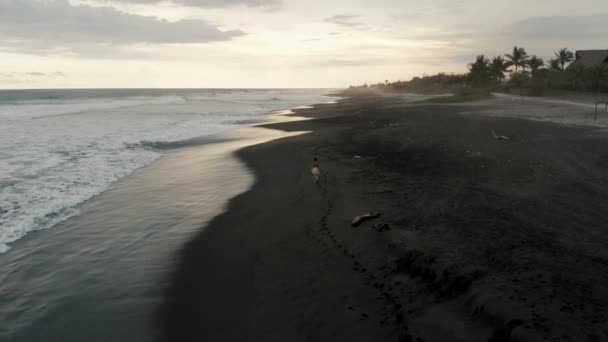 Paredon Guatemala Daki Black Sandy Sahili Nde Turist Kadın Yürüyüşü — Stok video