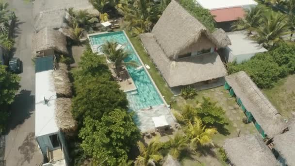 夏季游泳馆的空中景观及有屋顶干枯的土著小屋 — 图库视频影像