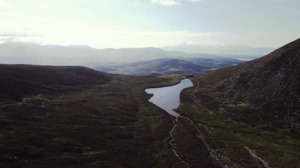 Beautiful Aerial Irish Highlands Lough Laying Grass Covered Mountains Grassy — Vídeo de stock
