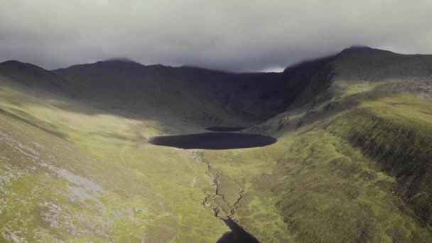 Beautiful Aerial Small River Lough Grass Covered Mountains Stoney Cloud — Stock Video