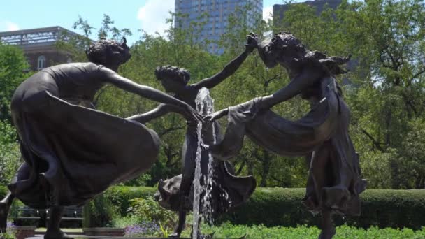 纽约市天际线上的喷泉和雕塑的布景 — 图库视频影像