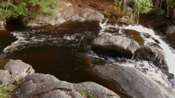 Ruisseau Eau Fort Tombant Pente Rocheuse Panoramique Vue Droite — Video