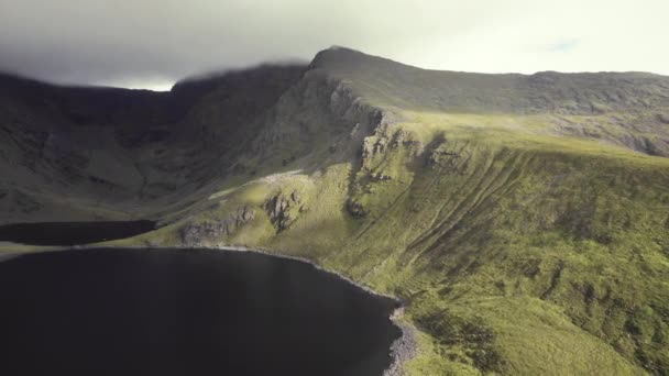 Beautiful Aerial Irish Highlands Grass Covered Mountains Lough Stoney Cloud — Stock Video