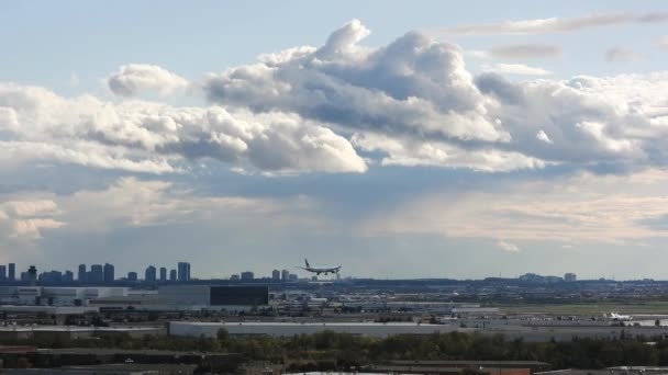Deslízate Avión Aterrizando Cielo Nublado Vista Panorámica Toronto — Vídeos de Stock