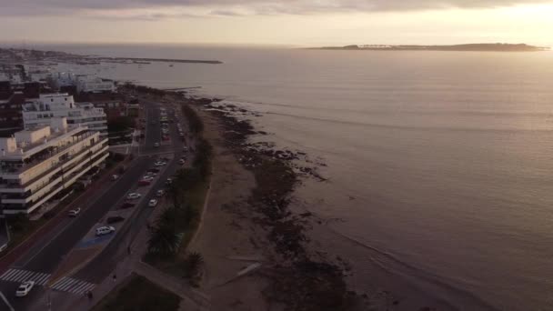 在拍摄海滨城市的照片时 东部角在黄金时间展示了大西洋沿岸的海岸线 空中业务 — 图库视频影像