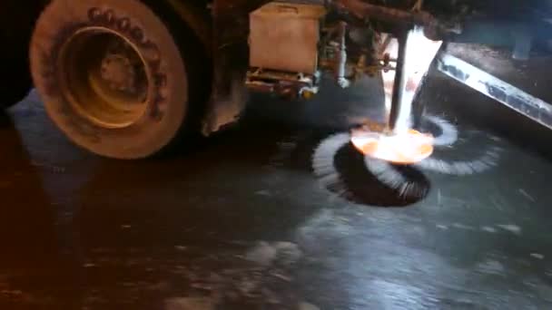 塩のスプレッダーは 市内の道路で夜の仕事で クローズアップビュー — ストック動画