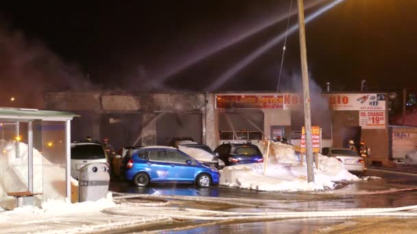在多伦多 消防员完成了商业大楼的灭火工作 冬季来临 — 图库视频影像