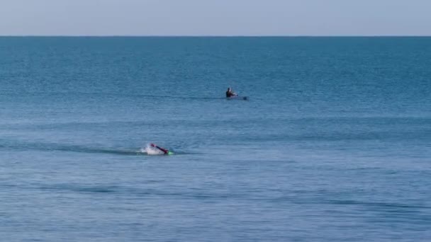 Atleet Zwemmen Blauwe Open Oceaan Met Kayaker Supervising Swim Race — Stockvideo