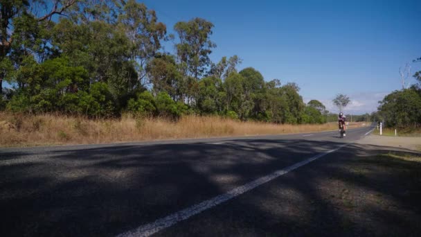 Snabb Cyklist Fortkörning Tidigare Landsbygden Landsbygden Asfalt Road Australien — Stockvideo