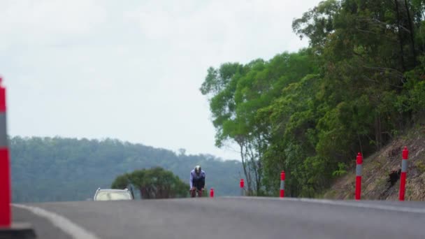 Radprofi Fährt Fahrrad Auf Shared Road Mit Auto Das Dahinter — Stockvideo