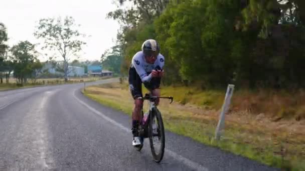 Close Athlete Cyklista Koni Road Bike Countryside — Stock video
