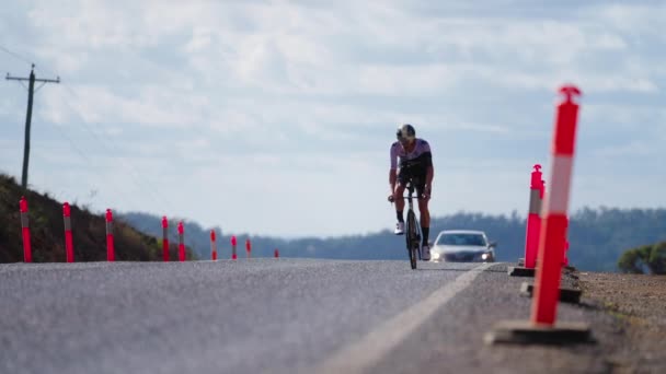 Профессиональный Велосипедист Езда Велосипеде Подъем Дороге Перед Автомобилем Медленное Движение — стоковое видео