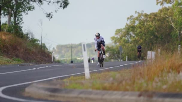 Ciclistas Carrera Bicicletas Redondeando Esquina Carretera Bobinado — Vídeos de Stock