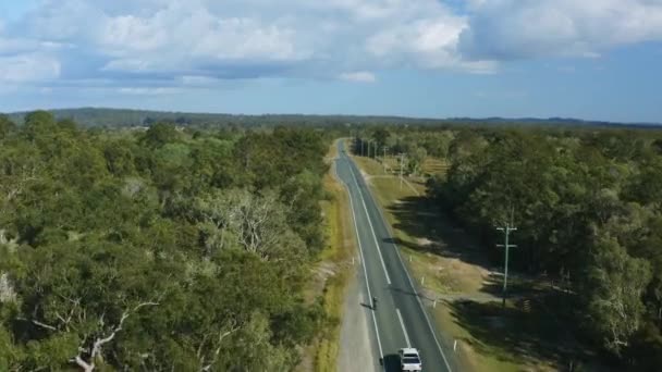 Profesjonalny Rowerzysta Jazda Rowerze Wzdłuż Autostrady Wiejskiej Australii Aerial Drone — Wideo stockowe