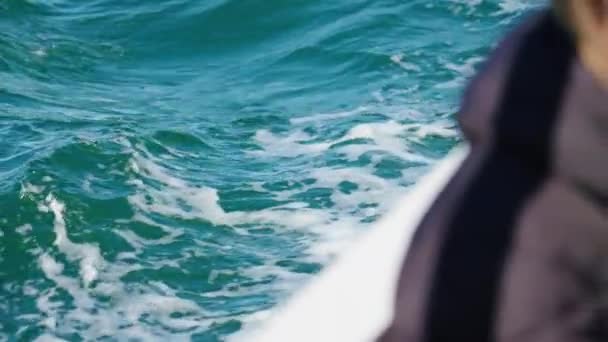 Közel Kék Óceán Ébredés Mellett Csónak Utas Néz Víz Ausztrália — Stock videók