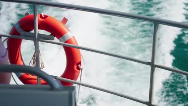 Закрытие Жизни Оранжевого Спасателя Обратной Стороне Лодки Выходящей Океан Slow — стоковое видео