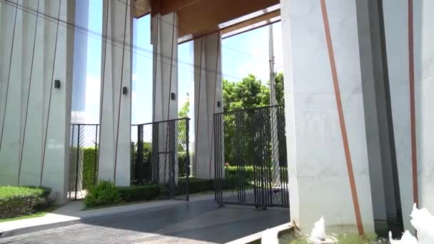 Lüks Zarif Siyah Metal Mülkiyet Giriş Kapısı Dış Tasarım Nsansız — Stok video