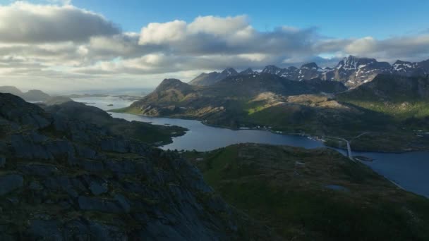 Légi Felvétel Emelkedik Hegyi Fal Mentén Felfedve Fjordális Vizeket Felhőket — Stock videók