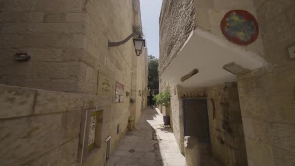 Verdachte Loopt Smalle Straat Van Oude Stad Jeruzalem Israël Dolly — Stockvideo
