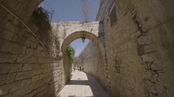 Srail Eski Kudüs Şehrinin Batı Duvarındaki Taş Kemerden Geçen Insanlar — Stok video