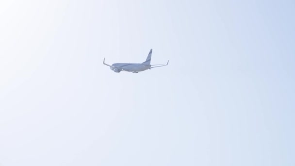 白い雲と空を飛ぶエル ボーイング航空機 ワイド — ストック動画