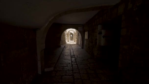 Gående Gjennom Den Mørke Tunnelbanen Ved Vestmuren Gamlebyen Jerusalem Israel – stockvideo